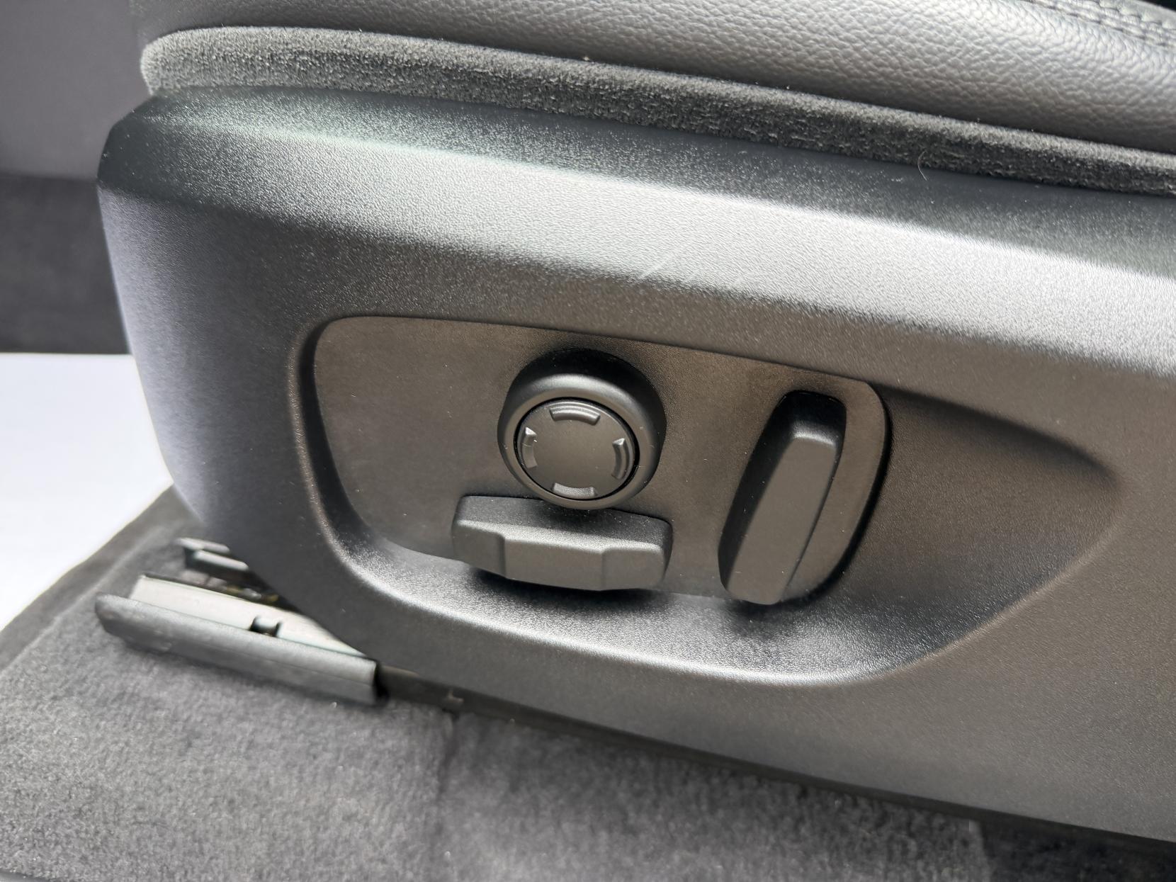 Land Rover Discovery Sport 2.0 TD4 HSE Black SUV 5dr Diesel Auto 4WD Euro 6 (s/s) (180 ps)